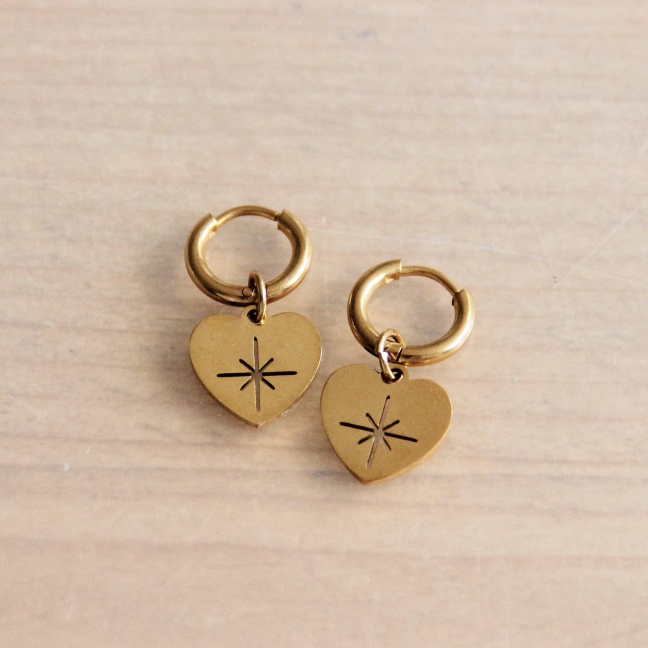 Bazou earrings with heart and northstar – gold