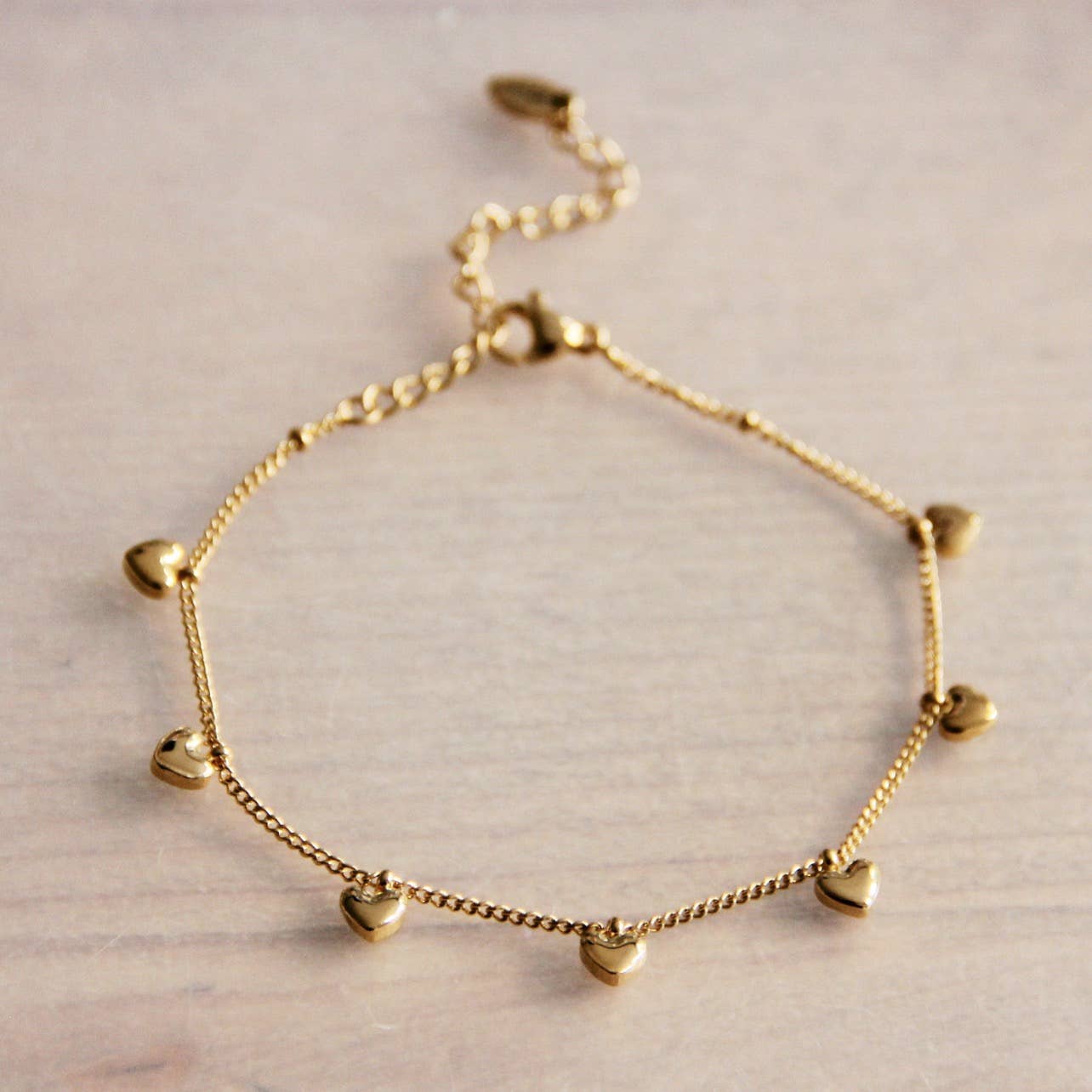 Bazou mini heart charm bracelet – gold
